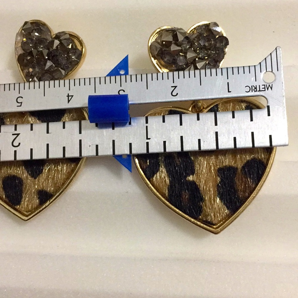 Cheetah print heart drop earrings - Picture 7 of 7